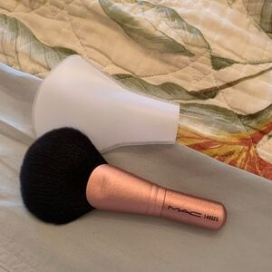 MAC Rose Gold Makeup Brush 140 ses nib